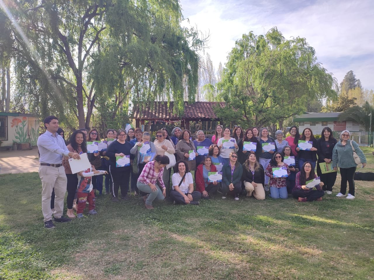 Mujeres liderando la transición energética: formación de capacidades en generación distribuida solar para el autoconsumo